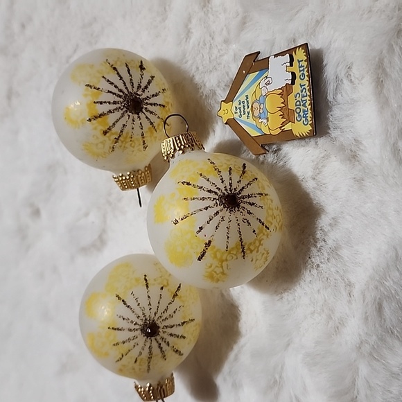 VINTAGE CHRISTMAS DECORATIVE ORNAMENTS FOR CHRISTMAS TREE / BASKET - Picture 8 of 9